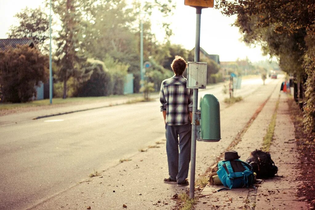 Wait for result. Мужчина ждет автобус. Ждать автобус. Фото wait for a Bus. Люди ждут автобус.