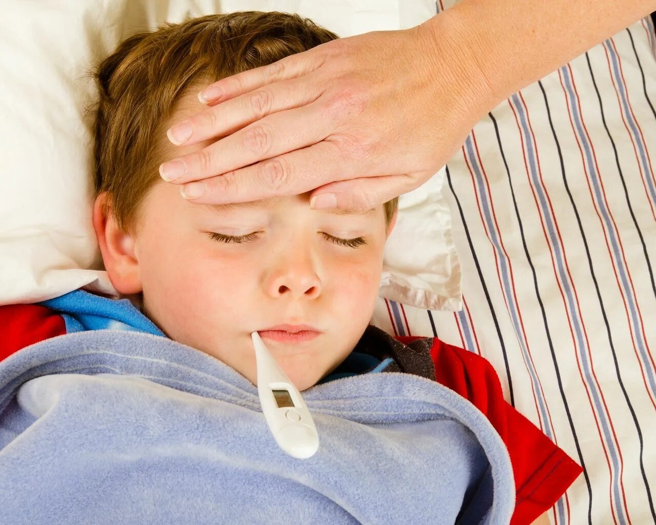 Сильное повышение температуры. Ребенок болеет. ОРВИ У детей. Респираторные заболевания у детей. Больной ребенок.