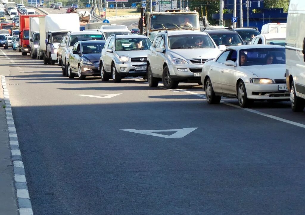 Руки испачканы выделенная полоса балованный. Полоса для автобусов. Выделенная полоса. Выделенная полоса для общественного транспорта. Выделенная полоса для автобусов.