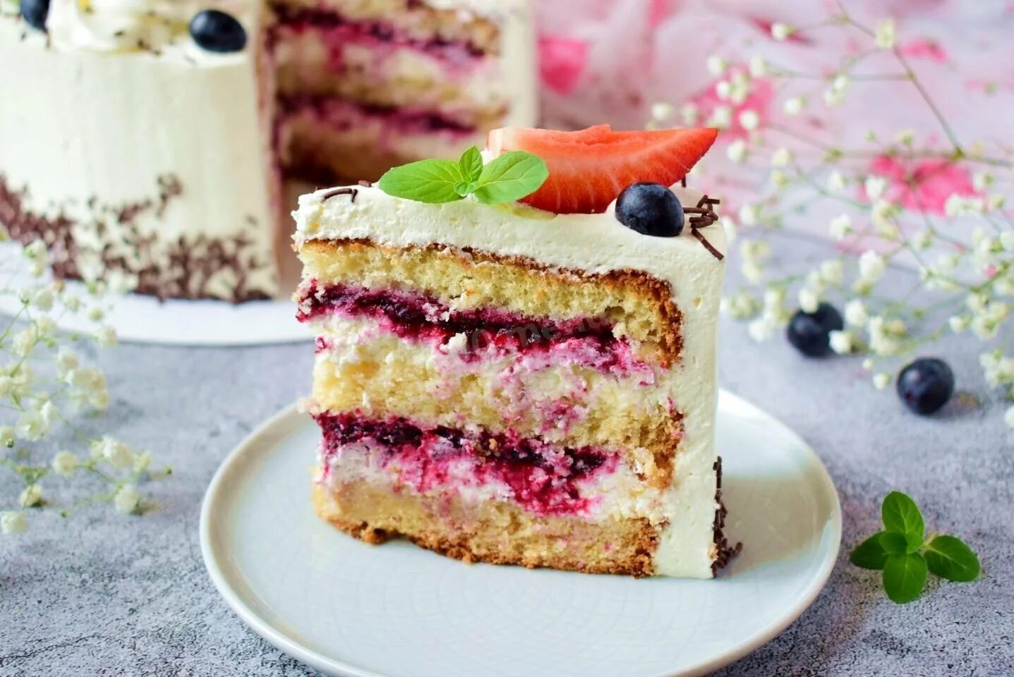 Творожный крем для бисквитного торта рецепт. Бисквит с заварным кремом и фруктами. Торт бисквитный с творожным кремом и фруктами. Бисквитный торт с творожным кремом. Творожный торт с бисквитом.