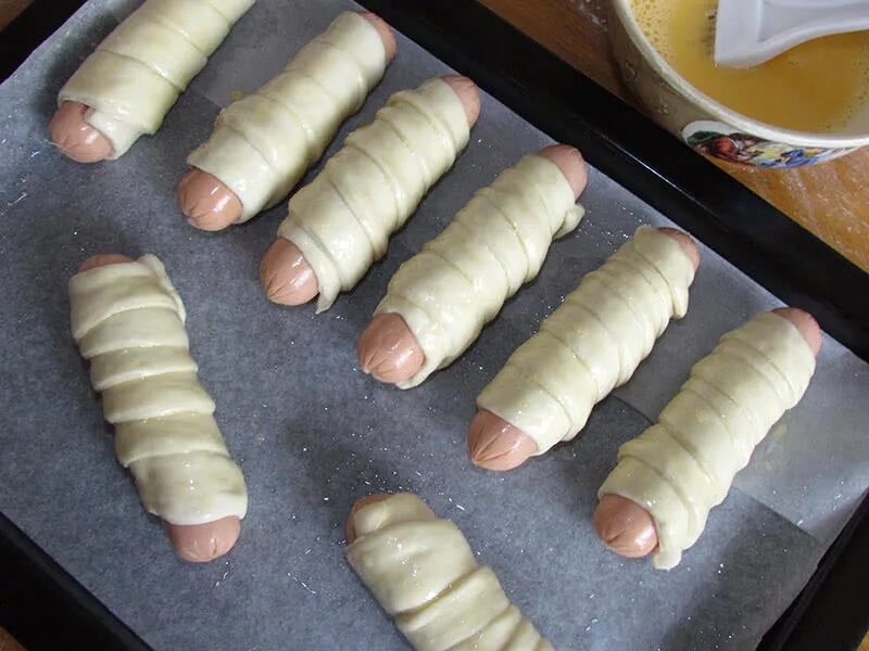 сосиски в блинном тесте. сосиска в тесте. сосиска в тесте печеная. сосиска в тесте. сосиски из бездрожжевого слоеного теста в духовке.