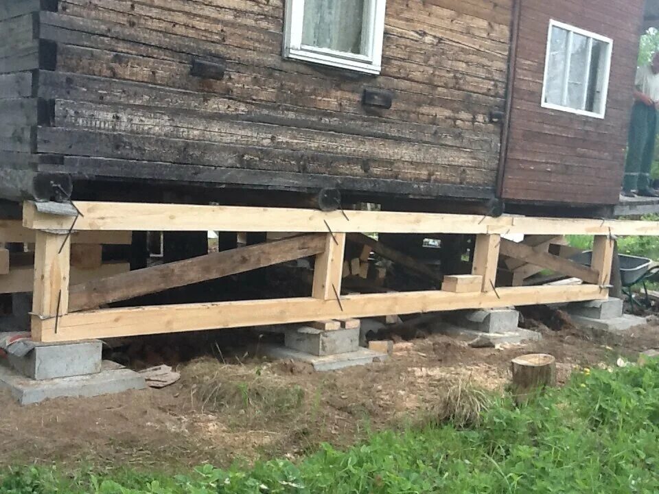 деревянный дом на фундаменте. реконструкция фундамента. поднять дерево. поднять дом на домкратах. что такое венец в деревянном доме.