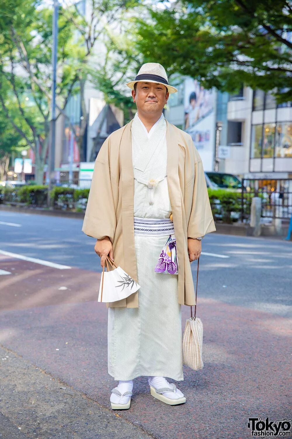 Японцы люди на улице. Япония мужчины на улице. Кимоно японское мужское на улице. Кимоно стиль мужской уличный.