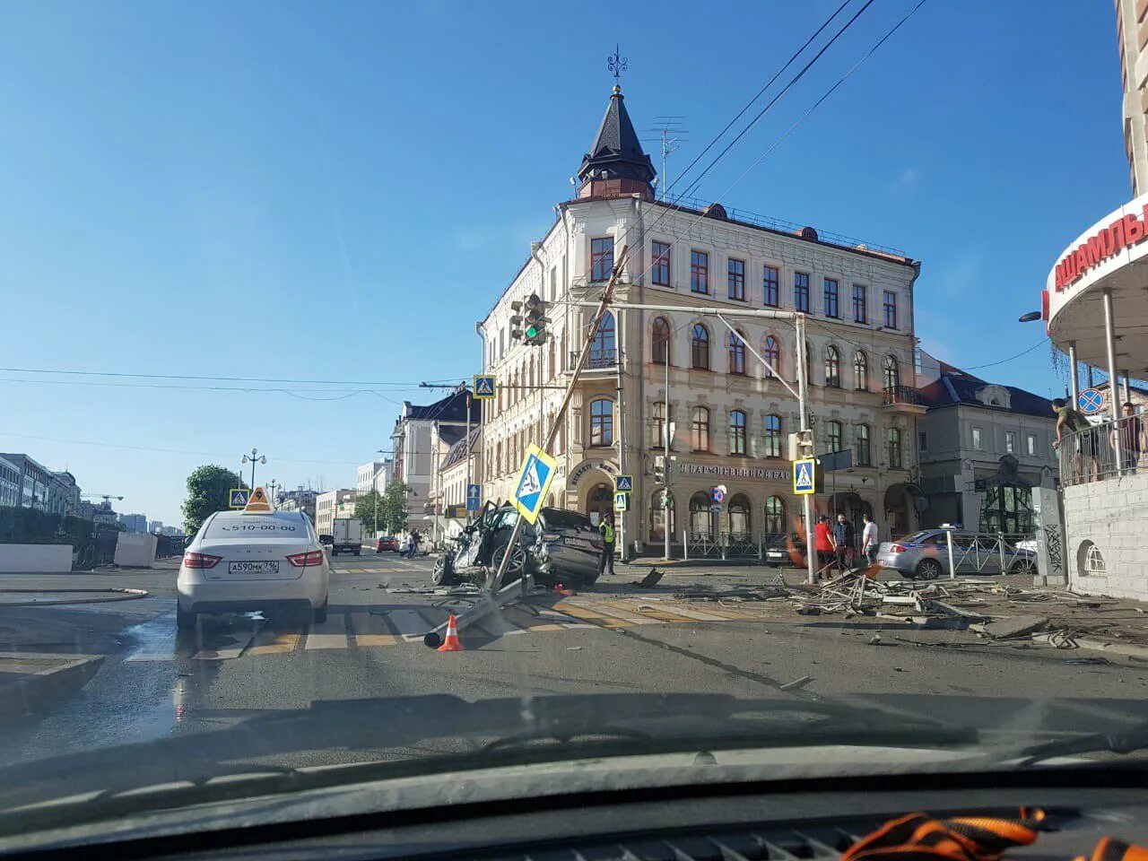 Проказань. В центре Казани снесли забор. Перекресток Чернышевского и Белинского.