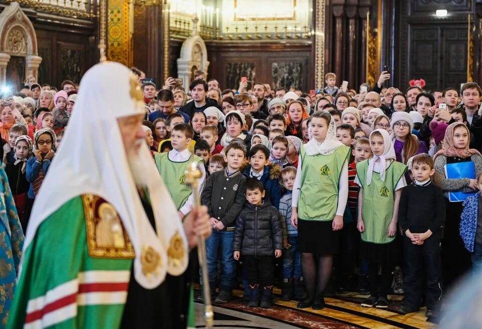 Богослужения в св. Патриарх на службе в храме Христа Спасителя.