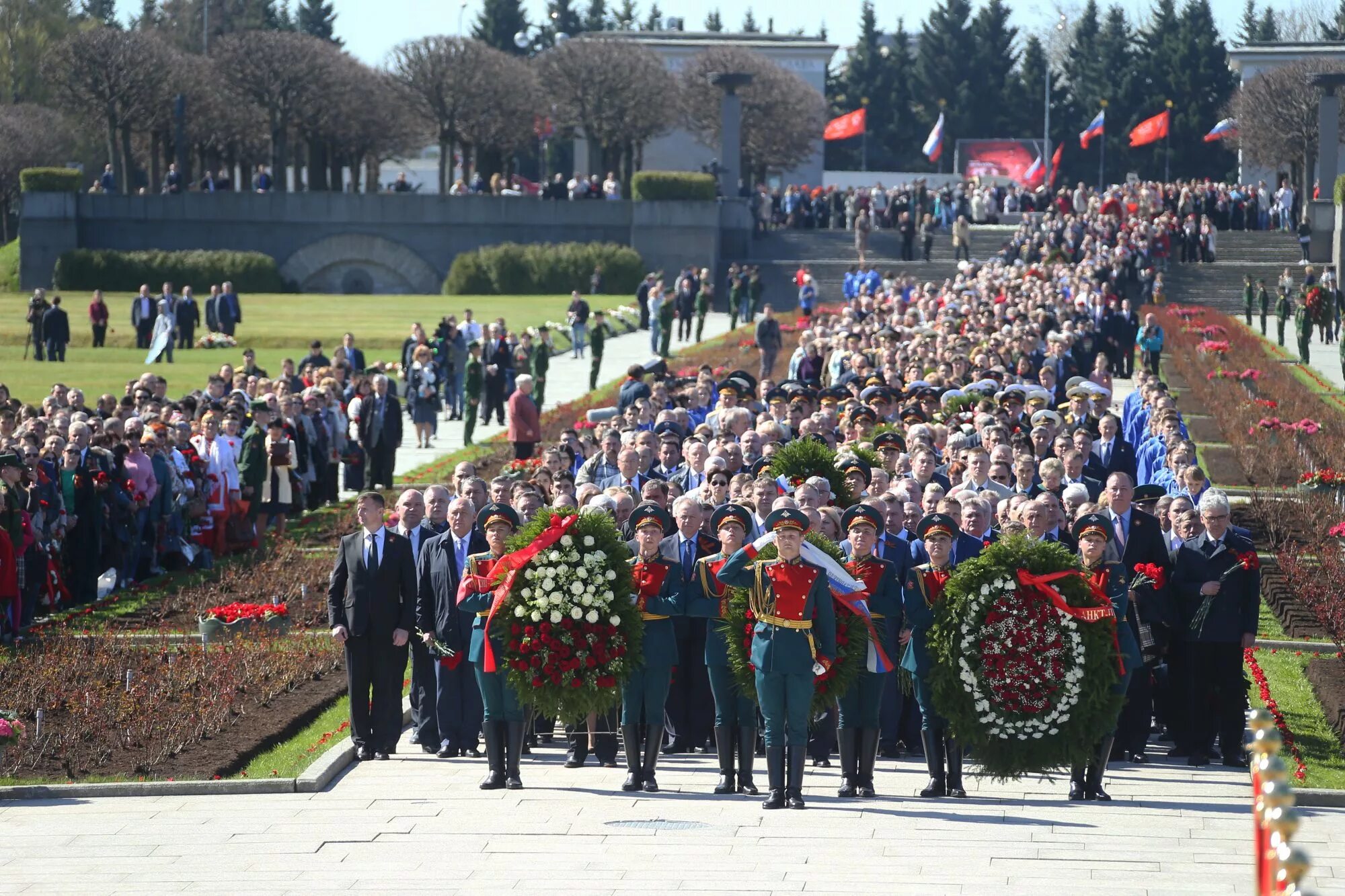 Нов 8 мая. Памятник Пискаревское мемориальное кладбище. Пискарёвское мемориальное кладбище 9 мая. Мемориал на Пискаревском кладбище в Санкт-Петербурге. Мать-Родина на Пискаревском кладбище.