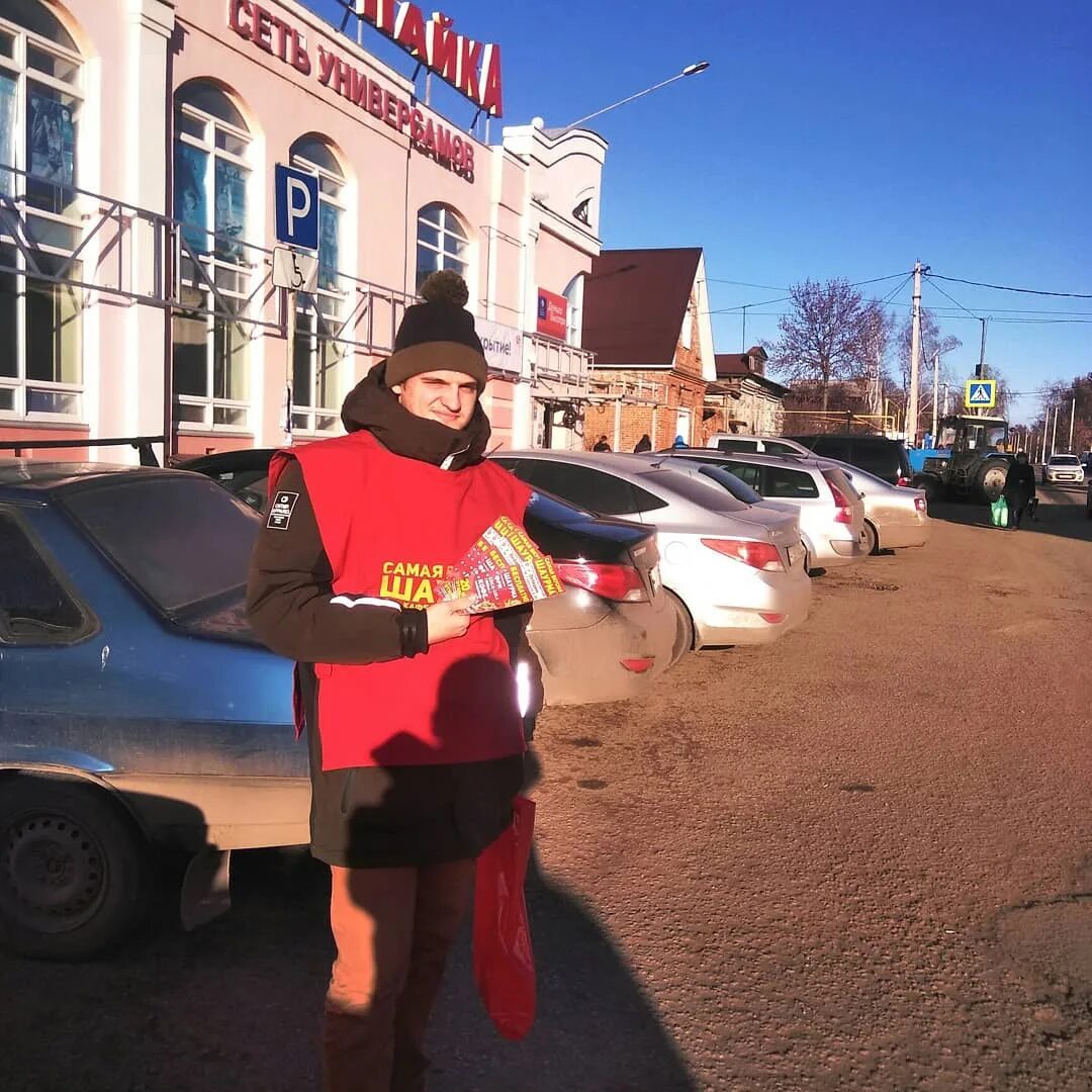 Ведущая промоутер. Промоутер воронеж вакансии. Промоутер воронеж. Девушка промоутер с листовками. Требуется промоутер для раздачи листовок.