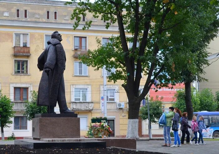 Шаляпин киров. Памятник Шаляпину Киров. Театральная площадь Киров памятник Шаляпину. Памятник ф. и. Шаляпину Киров. Памятник Федору Шаляпину в Кирове.