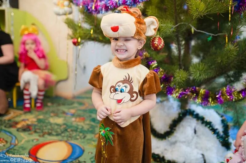 Утреник или утренник. Фотосъемка утренника в детском саду. Новогодний утренник в саду съемка. Съемка детского утренника. Фотосессия утренника в саду.