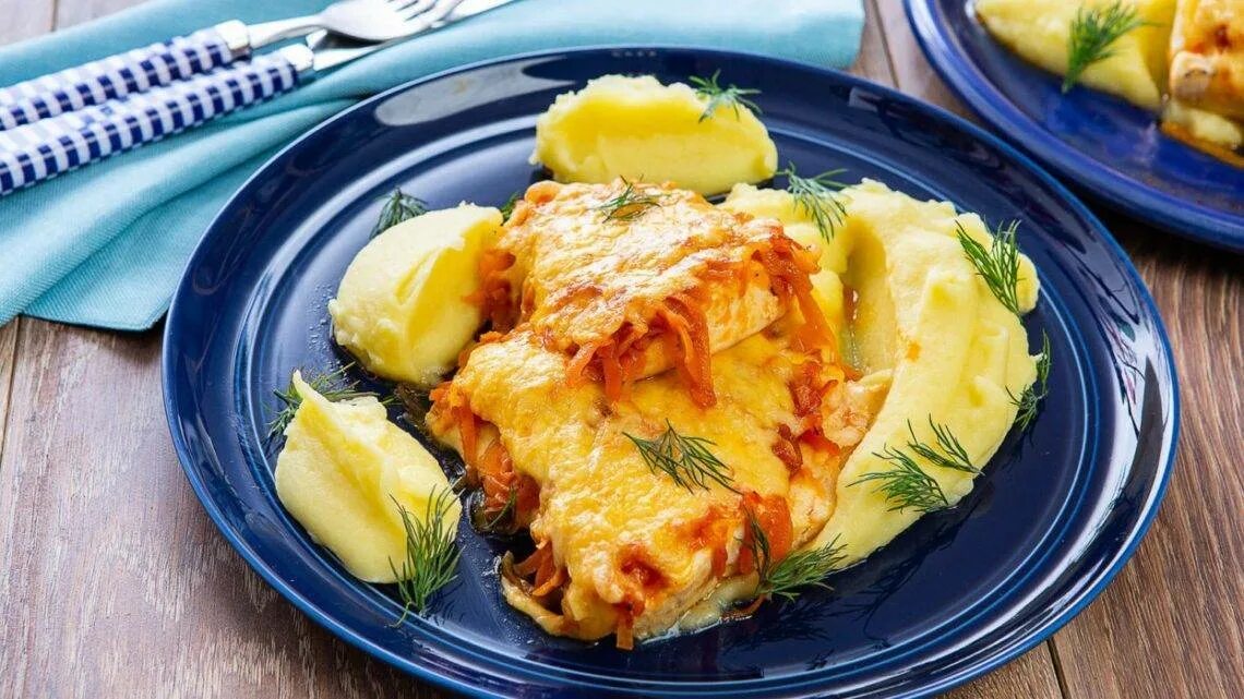 Запеченная куриное филе с картошкой сыром. Пюре с куриной грудкой. рыба под сырной корочкой. треска под сыром. рыба запеченная с сыром.
