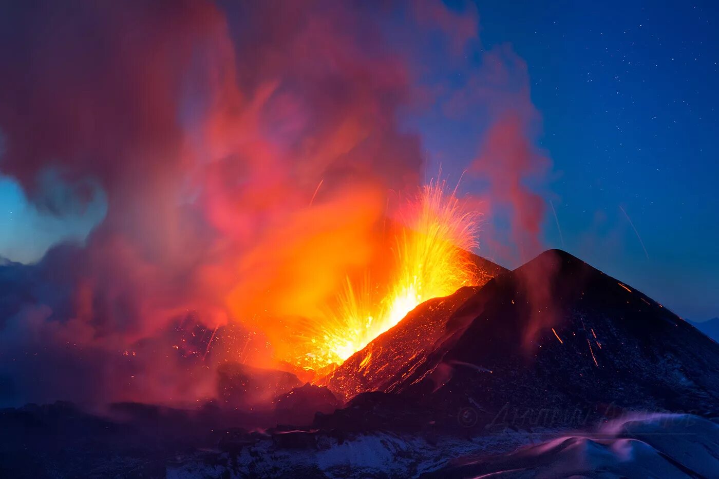 Как называется самый большой вулкан. Вулкан Толбачик. Вулкан Толбачик Камчатка. Толбачик сопка вулкан. Извержение вулкана плоский Толбачик.
