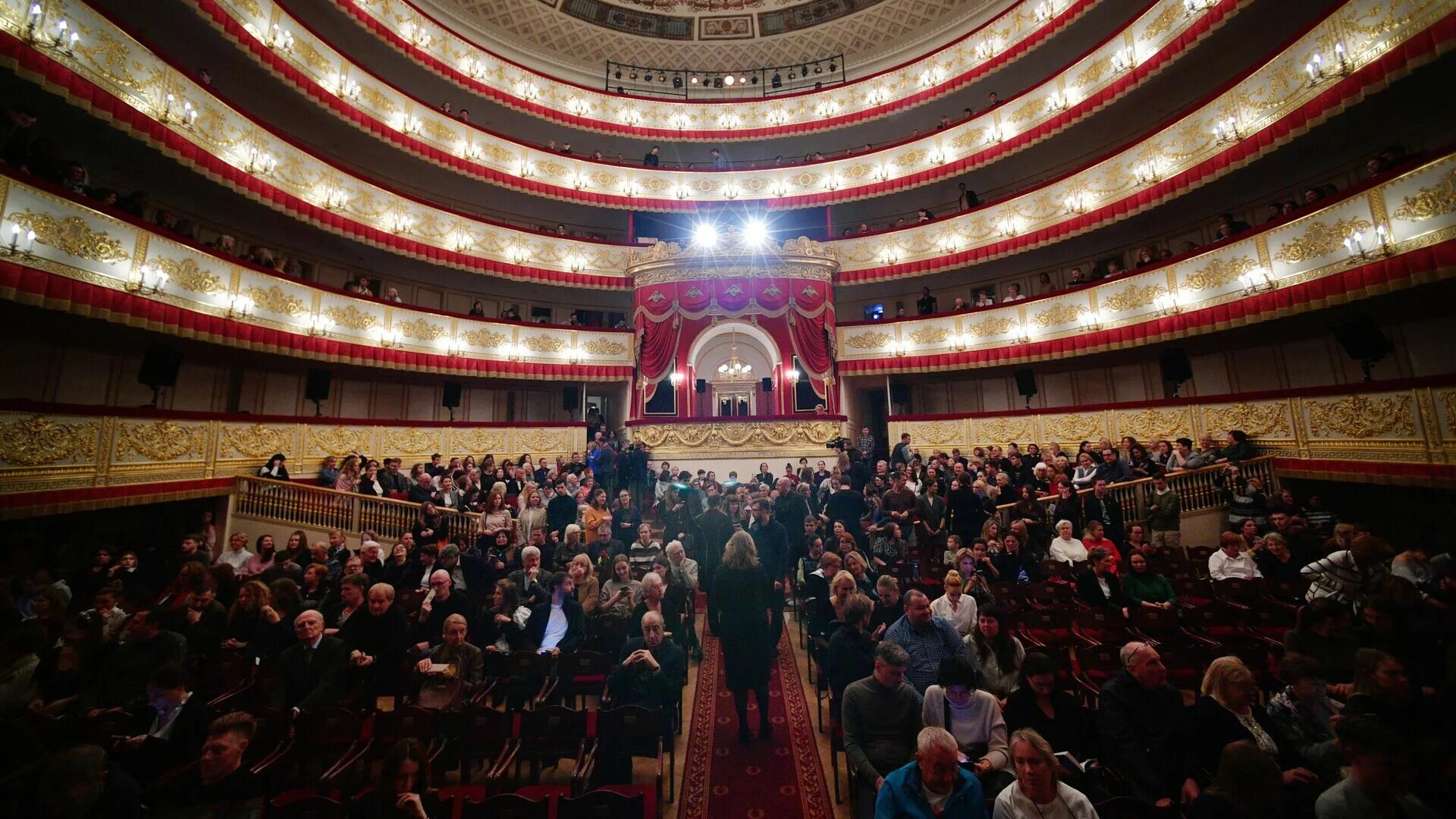 Местоположение театра. Театр Мариинки партер. Александрийский театр партер. Александринский театр партер 9 ряд. Партер театр 19 век.