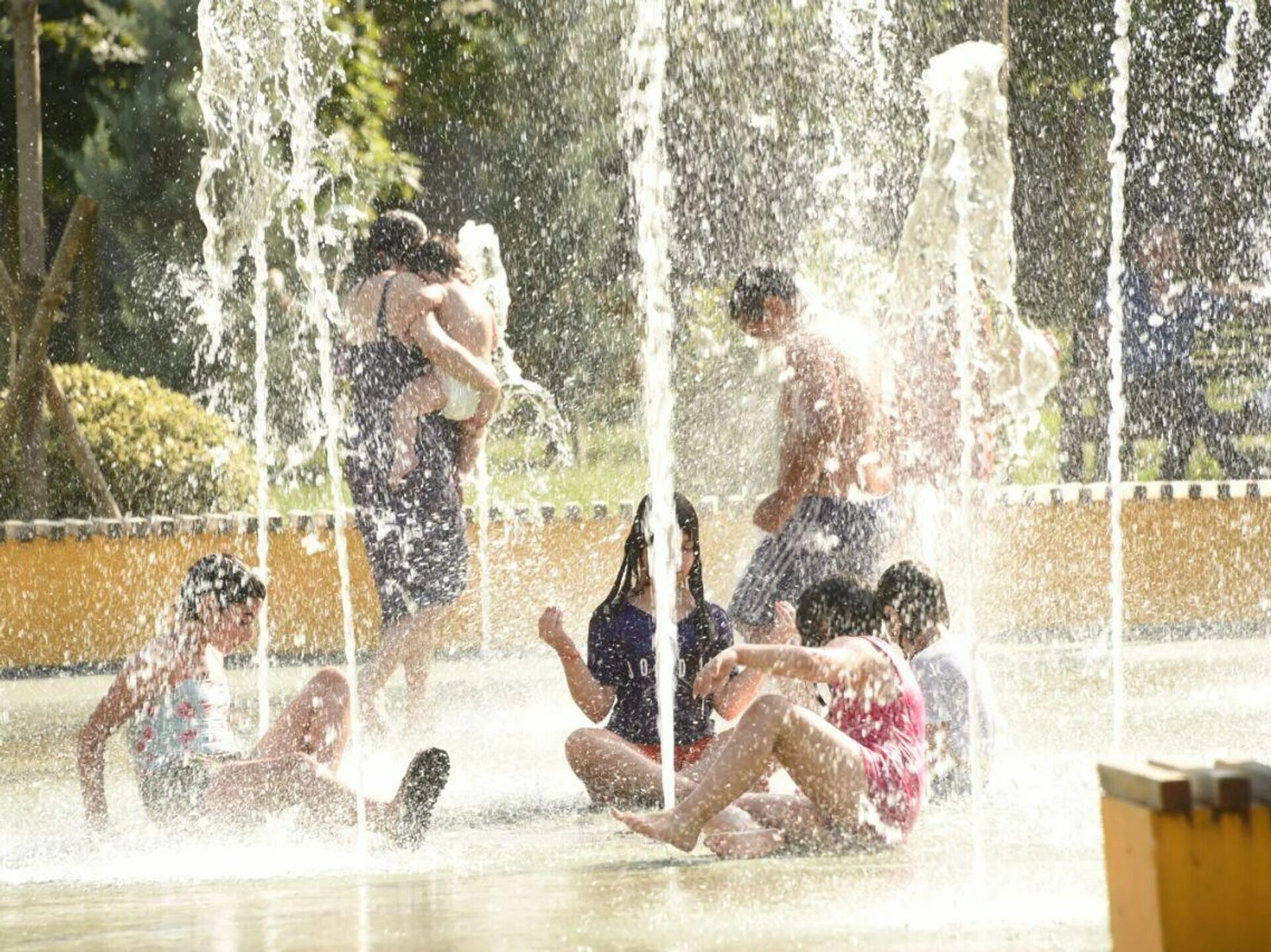 Лето жара. Лето жара фото. Дети Грузии купаются.