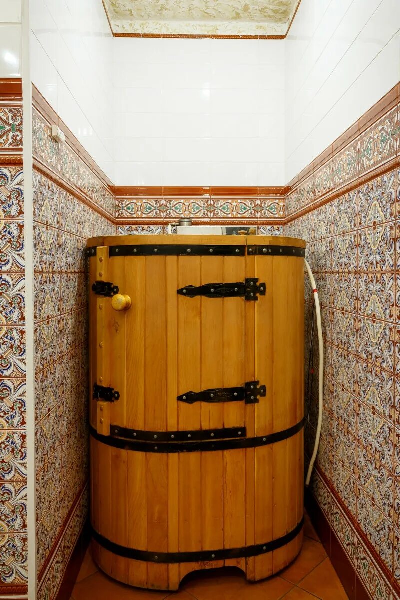 фито бочка для сауны. фитопаросауна (кедровая фитобочка). кедровая паровая фитобочка. кедровая бочка в спа салоне. баня на стадионе лыбедь владимир.