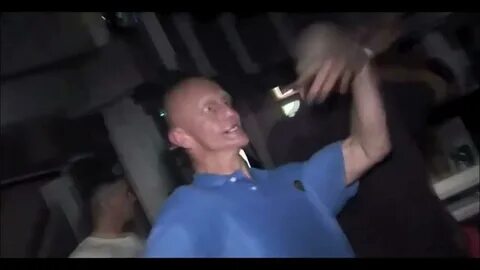Пам пам пам поет мужчина