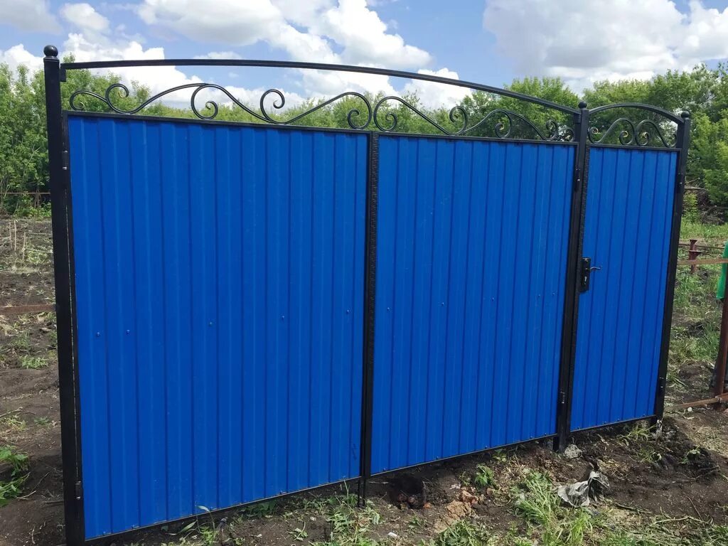 Распашные ворота из листового металла. Ворота металл 2023. Ворота металлические. Ворота 3 метра распашные с калиткой металлопрофиль. Ворота распашные из профильной трубы 40 20.