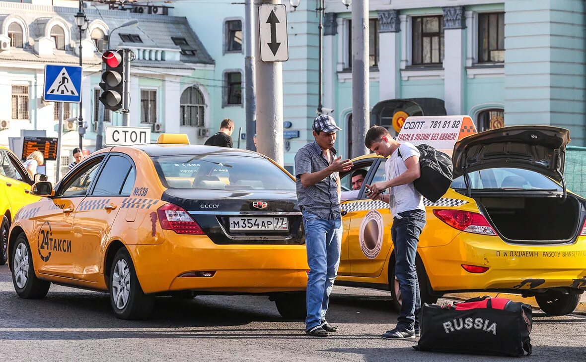 Такси можно принять. Таксист мигрант. Водитель такси. Мигранты в такси. Таксист Россия.