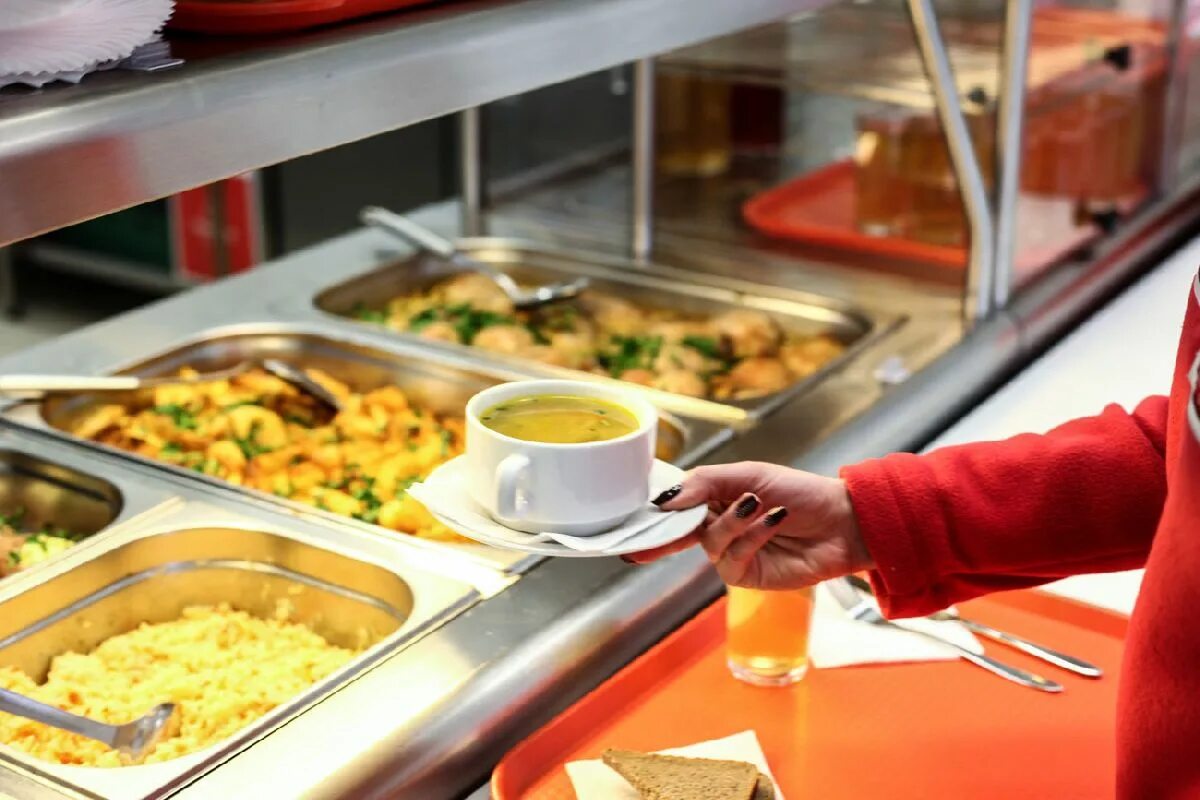 Перекус. Кухня для фаст фуда оборудование. Официант. Тренды питания. Еда на вынос.