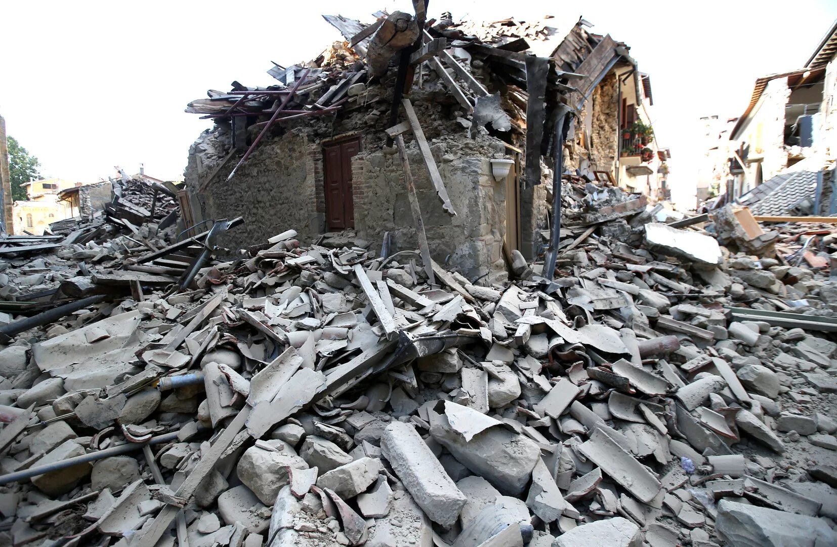 Землетрясение в Абруццо 2016. Разрушение от землетрясения. Развалины после землетрясения. Руины после землетрясения.