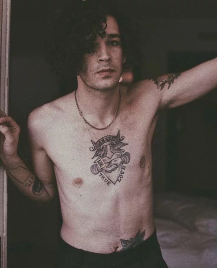 Matt h. Мэтти 1975. matty healy. тейлор и мэтти. мэтти хили с сигаретой.