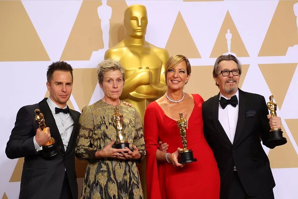 Фрэнсис МАКДОРМАНД фото Оскар. Frances MCDORMAND Oscar 2018. Гильермо дель Торо вручение премии Оскар. МАКДОРМАНД Оскар земля. Церемонии 2018