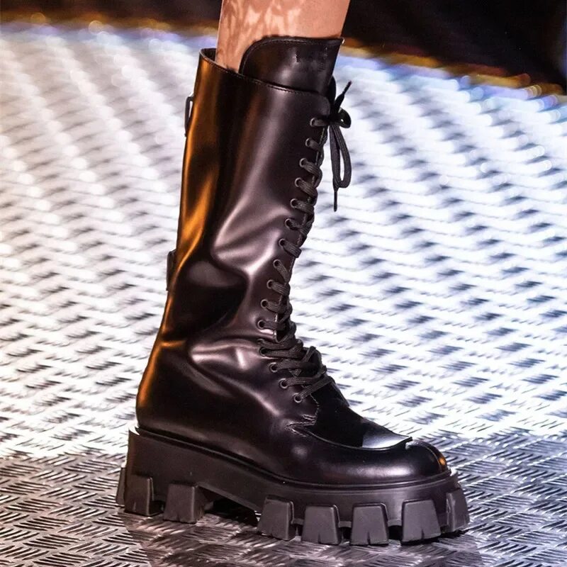 Какие модные зимние сапоги. Сапоги прада ботинки 2025. грубые ботинки prada 2025. сапоги прада 2025 2025. prada boots 2019.