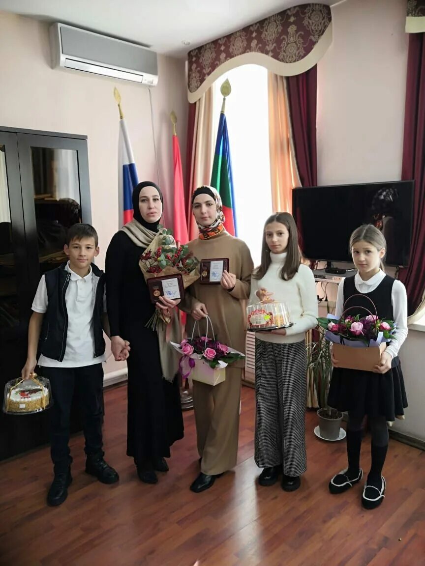 Ганиярова ирина сергеевна орск. Мэрия павловский посад. Отдел культуры орск бондаренко. Многодетная мать. День семьи наградили одинокую многодетную мать.