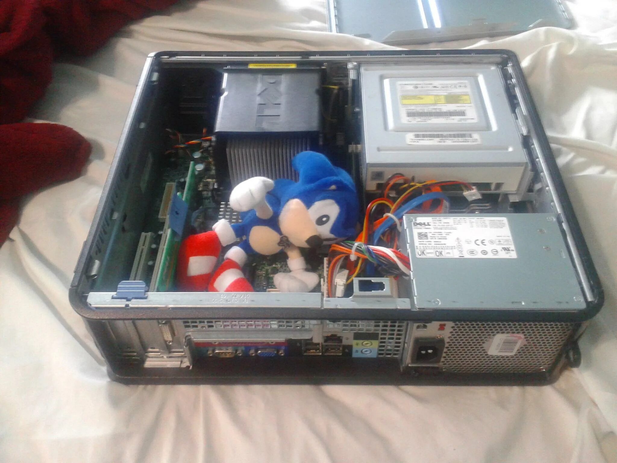 Разогнал компьютер прикол. Ускорение работы пк. Как заставить компьютер работать. Человек разбивает компьютер. Компьютер в офисе.