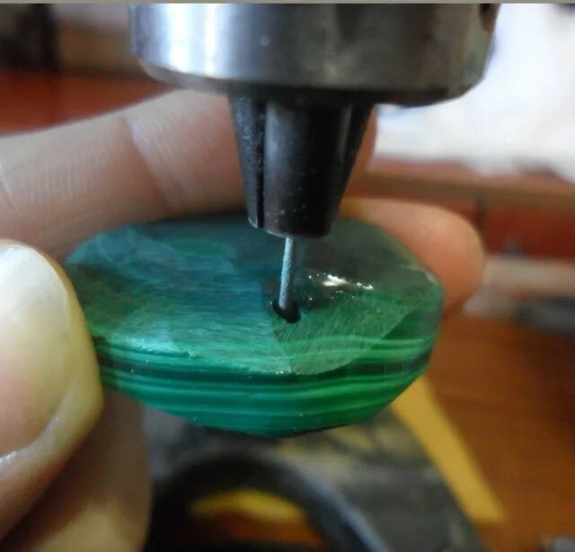 Сверление отверстий в граните. Как просверлить отверстие в камне. Сверло для сверления камней. Камень просверлили. Сверление отверстий в камне.