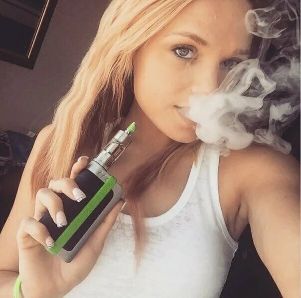 Вейп девушки. Стеллажи для вейп шопа. Вейп вятские поляны. Девушка с вейпом. Вейп монтана 80wp.