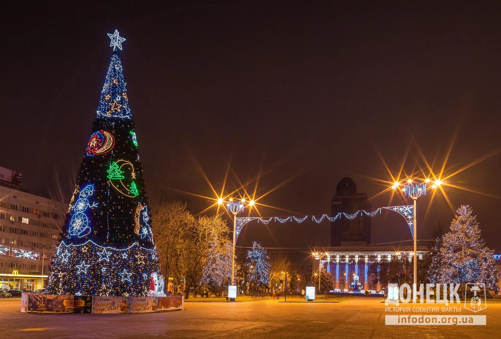Новый год донецк. Елка в москве. Новогодняя москва зарядье. Елка донецк. Курган центральная площадь новый год.
