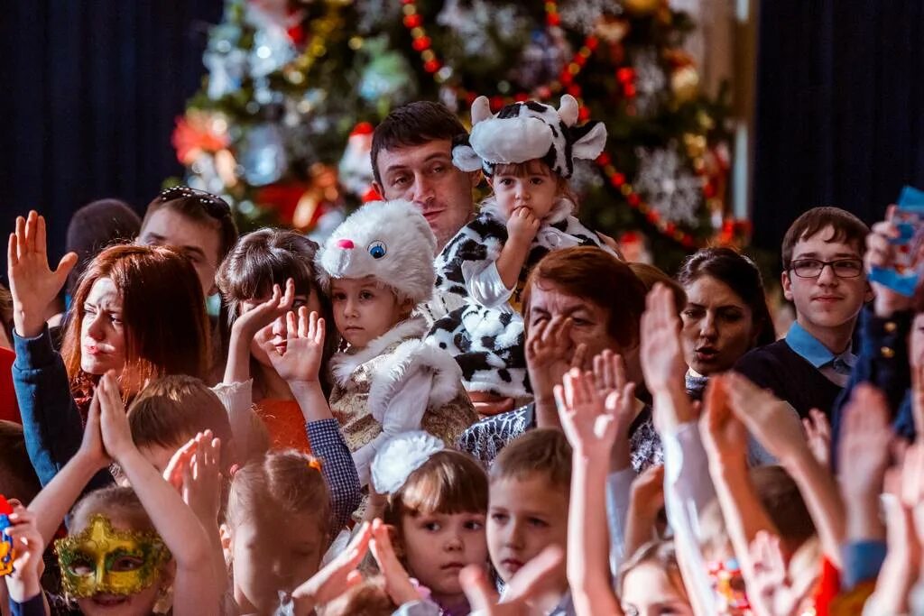 Новогодние представления для детей во владимире 2025. Новогодний спектакль дети-зрители. новогоднее представление для детей фото. новый год улица дети представление фотоклипарт. детские спектакли владивосток.