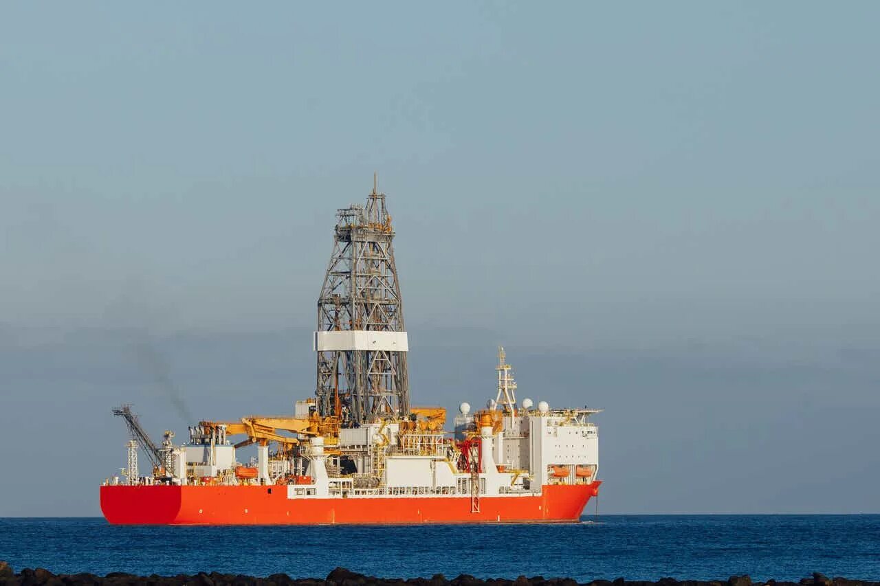 Drillship. Буровое судно Пеликан. Буровое судно бурение. Буровой корабль