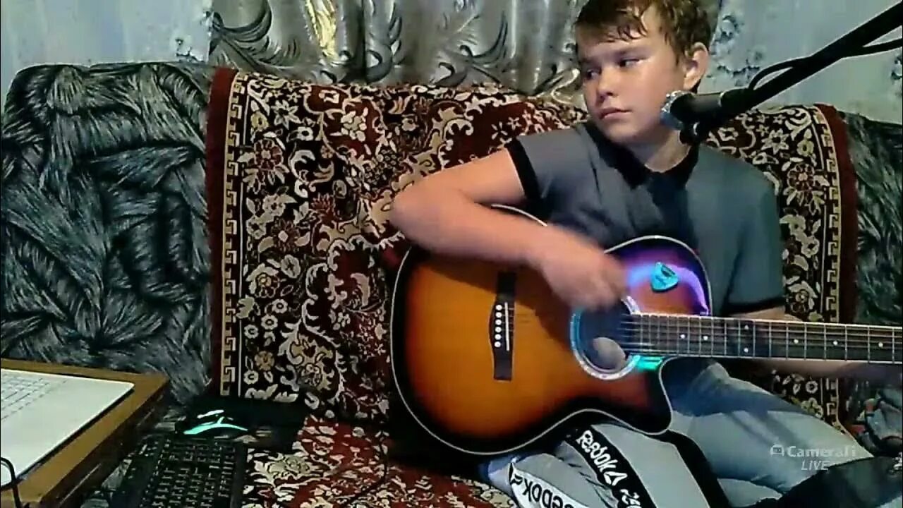 Гитара донбасс. Гитара донбасс. Военный с гитарой. Гитара донбасс. Солдат под гитару.