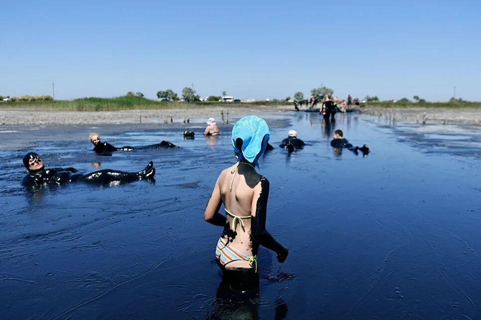 Озеро с лечебной грязью. Грязевое озеро Чокрак. Чокракское озеро в Крыму. Саки Крым грязевое озеро. Лечебные грязи озера Чокрак.