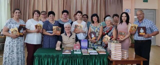 Союз писателей кубани. Краевое отделение союза писателей кубань. Встреча с степановой кубанской писательницей. Краснодарскому региональному отделению союза писателей фото. Сотрудники библиотеки старокорсунской.