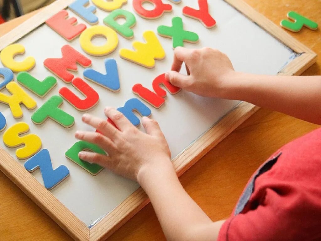 Дети на уроке английского. Преподавание английского детям. Задания по английскому языку для дошкольников 5 лет. Задания для детей 5-6 лет английский язык. Английский для детей.