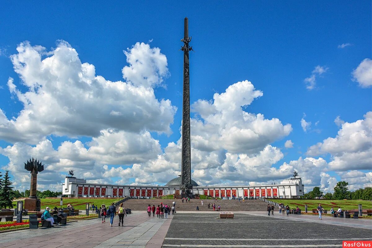 Парк победы на поклонной горы. Поклонная гора монумент Победы. Парк Победы на Поклонной горе Москва. Обелиск Победы Москва.