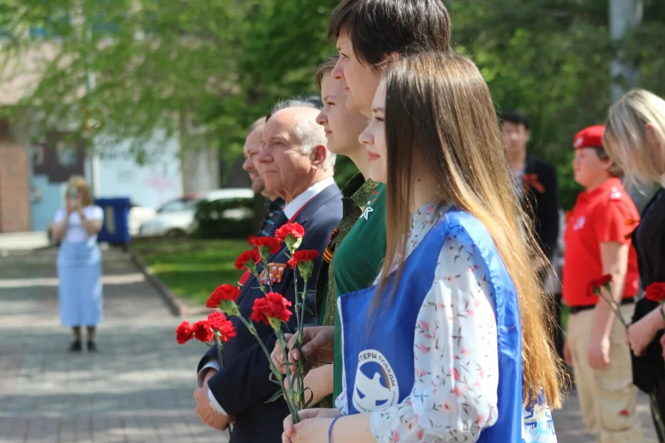 Https ktzn volgograd ru. Георгиевская ленточка волонтеры ветераны. Волонтеры Победы Волгоград. Акция Георгиевская ленточка волонтеры Победы. Ветераны с георгиевской ленточкой.