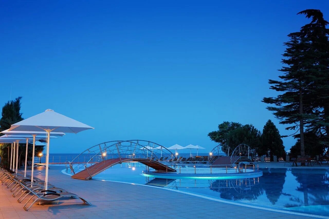 Отель riviera sunrise resort & spa. Санрайз крым алушта. Rivera sunrise resort алушта. Ресторан la veranda алушта ривьера. Ривьера санрайз крым алушта.