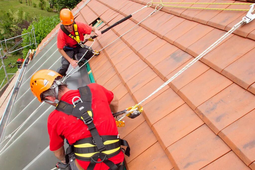 Проведения кровельных работ. Технониколь кровля мягкая рулонная монтаж. Монтаж кровли. Кровельные работы. Реконструкция кровли.