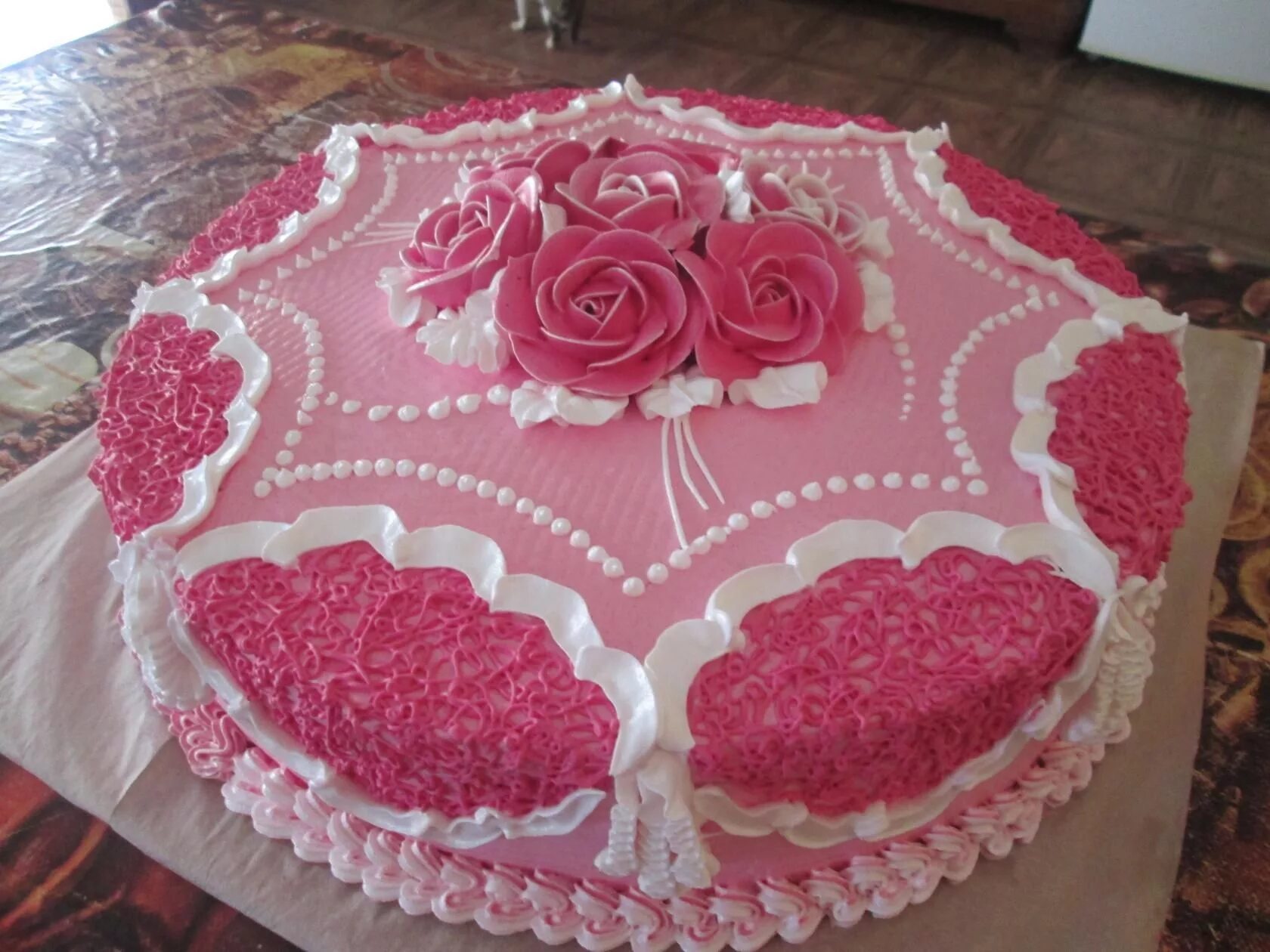 Красивый круглый торт. Кремовый торт для девочки. Кремовый торт для девушки. Украшение торта кремом для девочки. Торт круглый кремовый.
