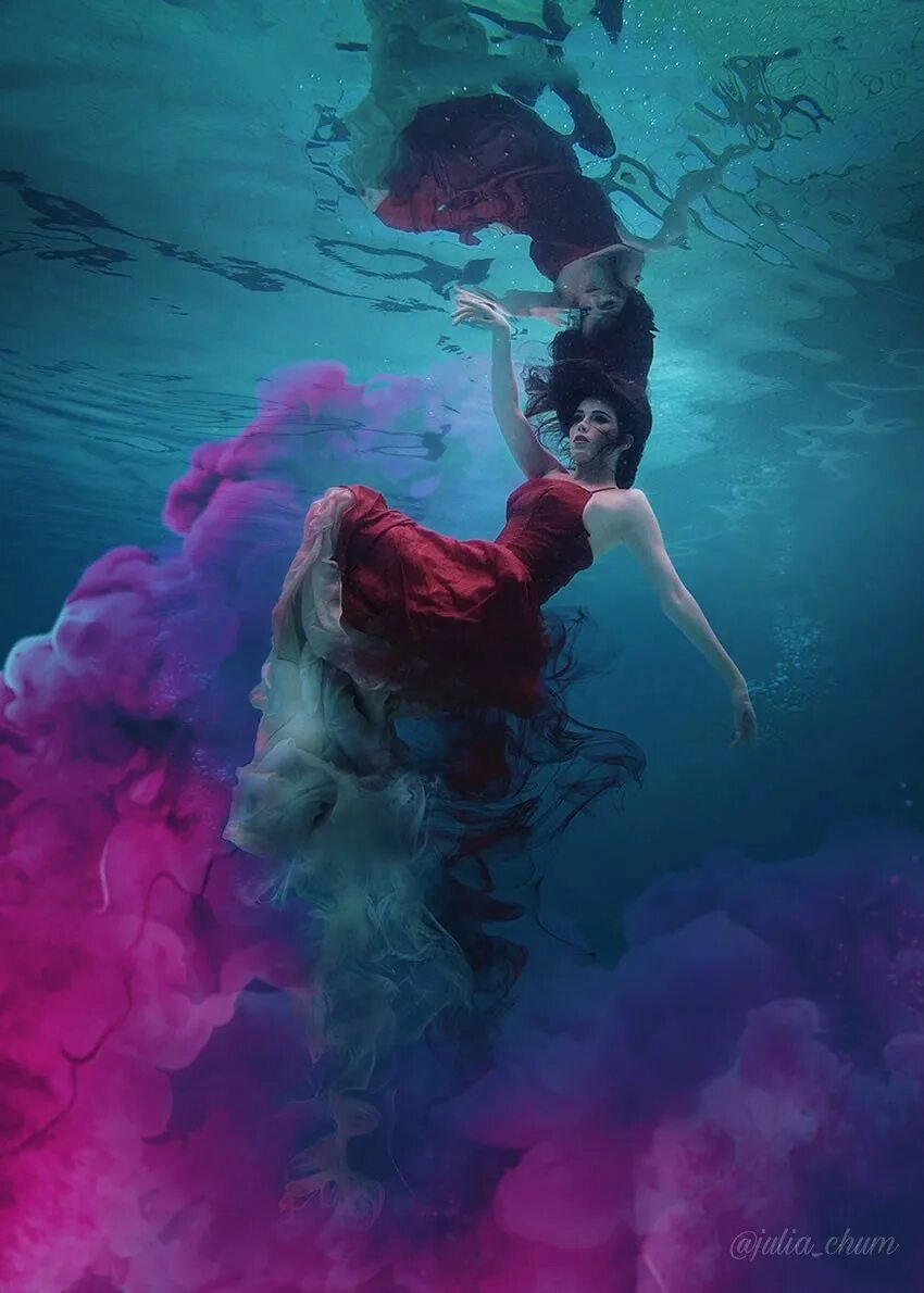тонуть в цветах. фотосессия под водой. фотограф: katerina plotnikova. сказочный фотограф катерина плотникова. девушка в воде.