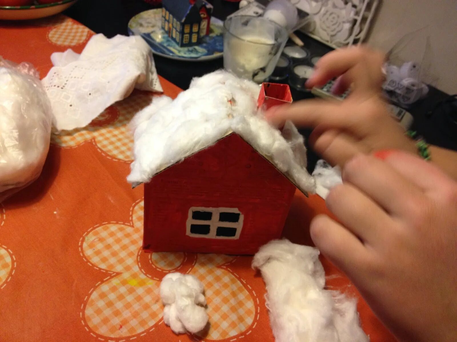 Игрушечный домик из ваты. Сказочный домик из ваты. Поделка зимний дворик. Объемный новогодний домик. Новогодние домики из ваты.