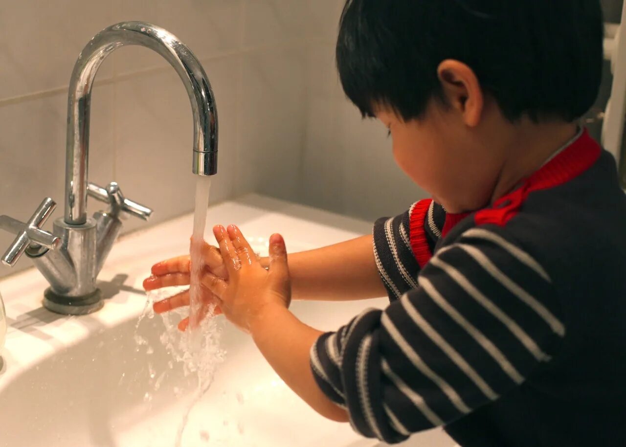 The children have washed. Мытье рук для детей. Ребенок моет руки. Мойка рук для детей. Помыл руки для детей.