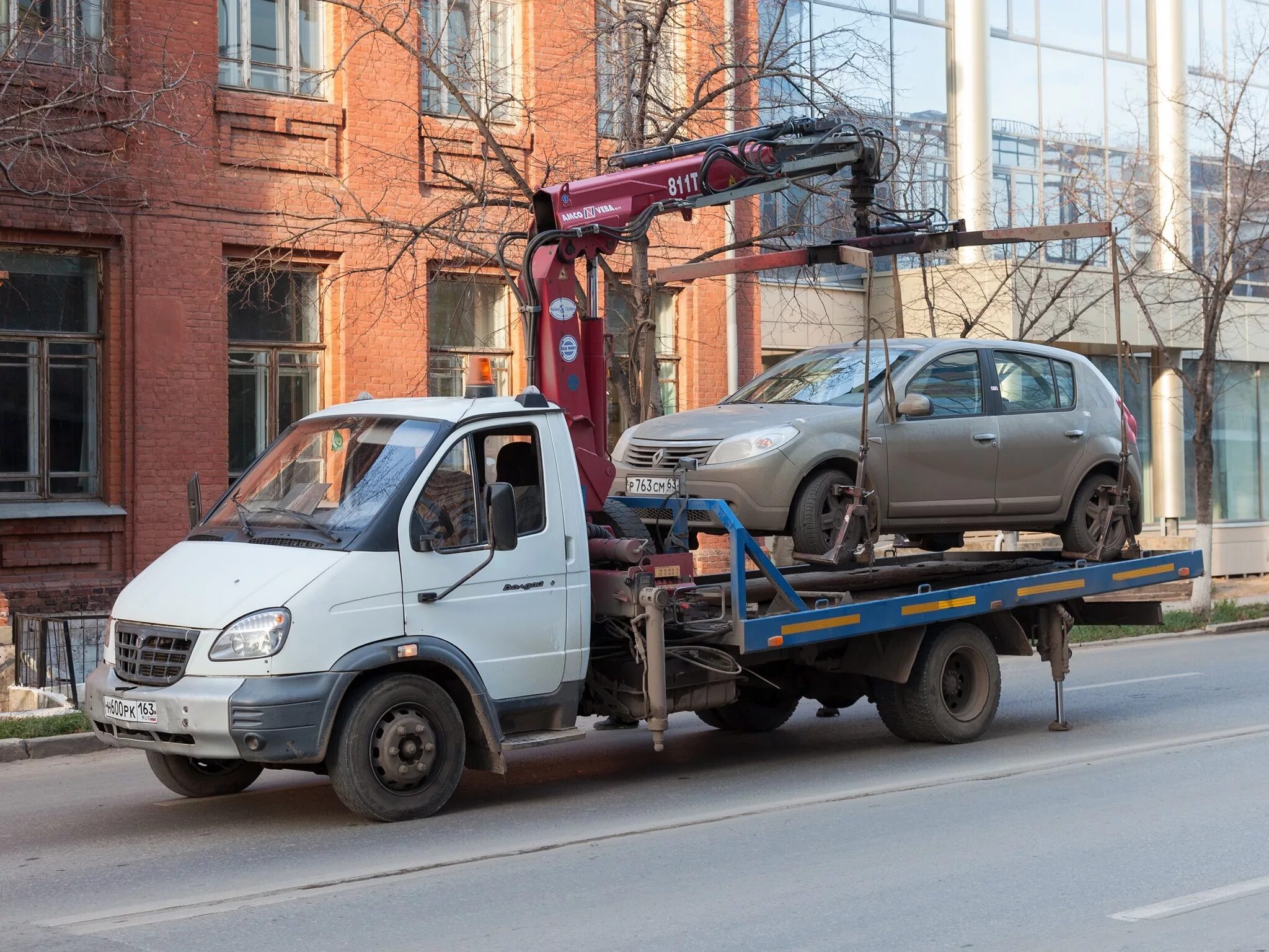 Автомобиль эвакуация автодруг. Эвакуация авто. Эвакуатор транспортное средство. Эвакуируют машину. Эвакуатор увозит машину.