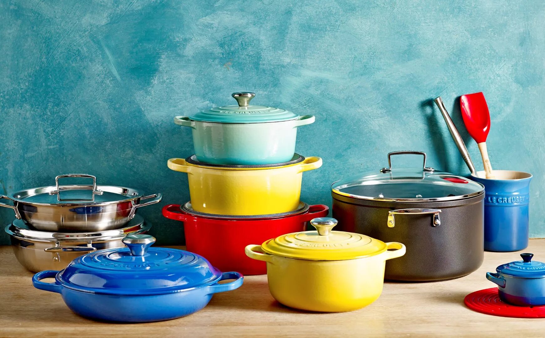 Посуда ое. Казан le Creuset. Le Creuset посуда. Кастрюли la Creuset. Тарелки le Creuset.