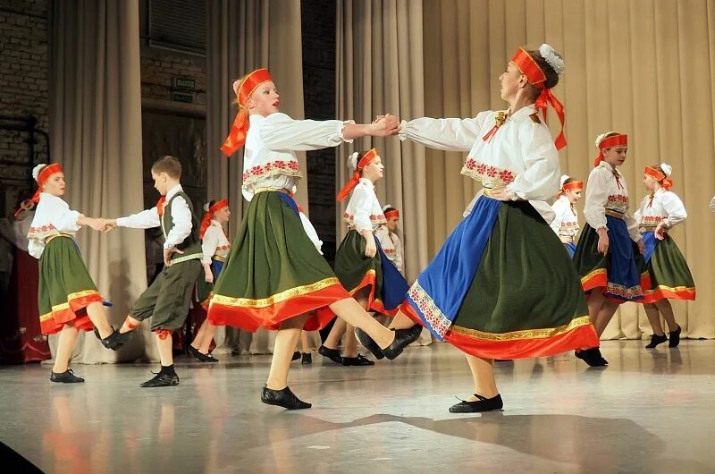 Народный танец с барбадоса. Ансамбль народного танца Колояр. Ансамбль Карусель Воскресенск. Коллектив народного танца. Ансамбль русского народного танца.