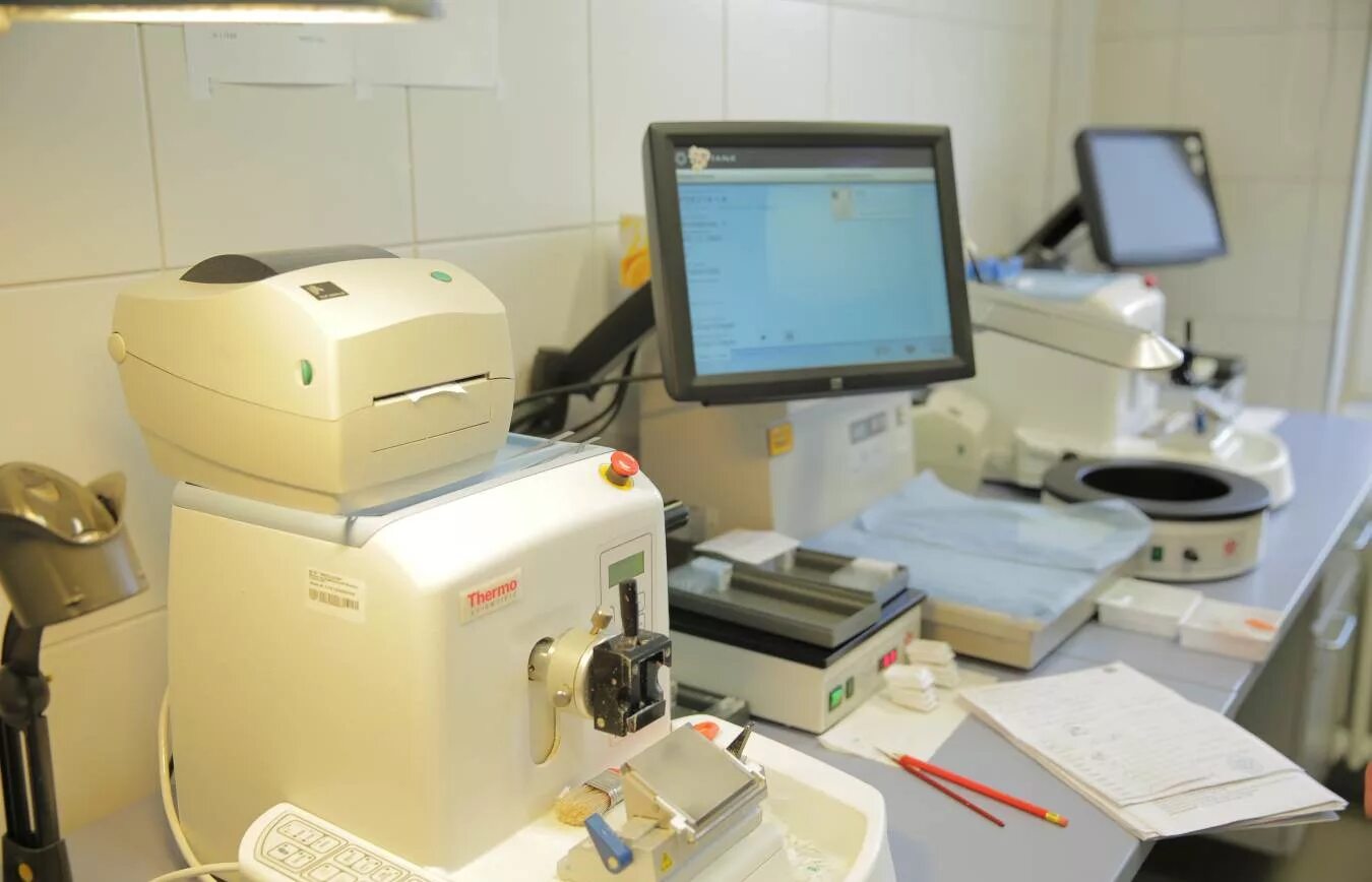 Ученый с микроскопом. Микроскоп в лаборатории. Онкология исследования. Микроскоп в лаборатории. Врач по гистологии.