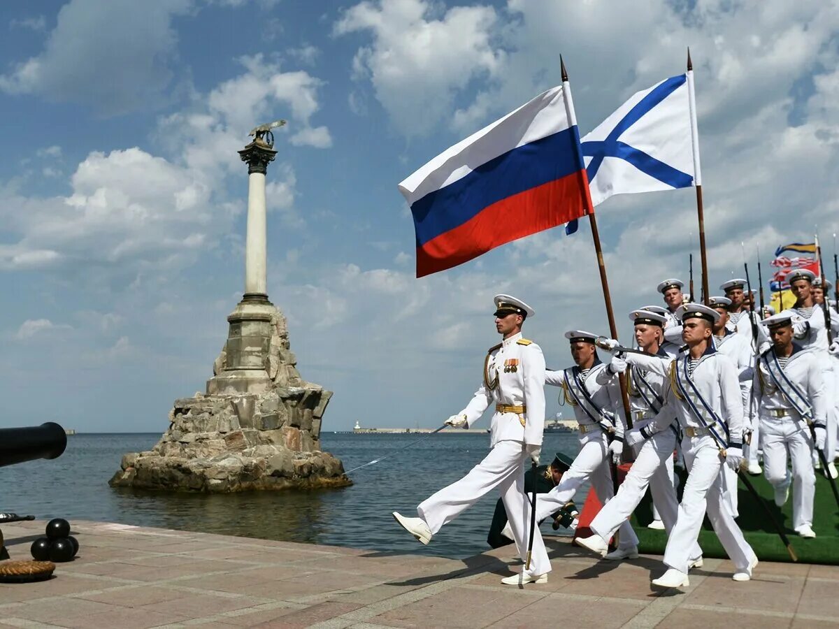 Песня день крыма. Парад ВМФ В Севастополе. Парад в Севастополе ко Дню ВМФ. Морской парад в Севастополе 2022. Черноморский флот ВМФ Севастополь.